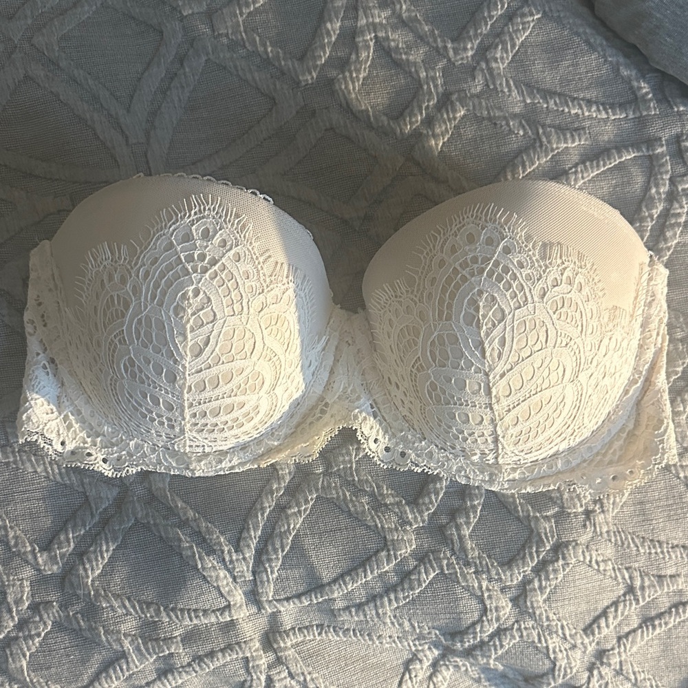 Elegant White Lace Strapless Bra